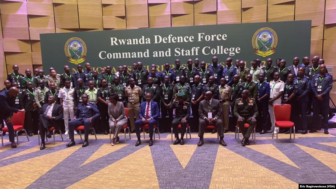Abagisha n'abakozi b'ishuri ryigisha ibya gisirikare mu Rwanda. 