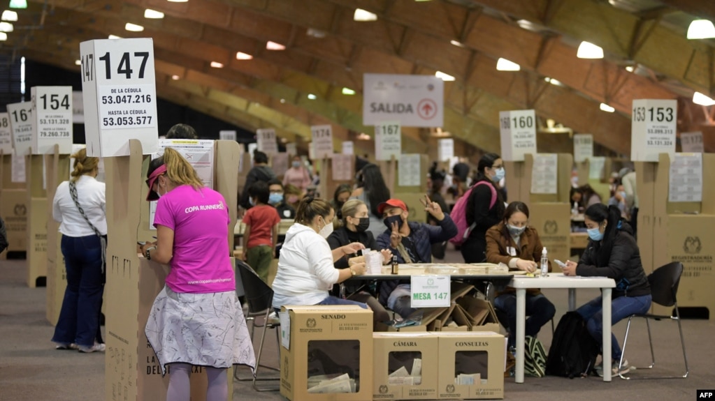 Los colombianos vota en un colegio electoral durante las elecciones parlamentarias en Bogotá, Colombia, el 13 de marzo de 2022. 