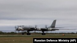 一架俄羅斯圖-95戰略轟炸機在中俄舉行聯合軍演期間起飛參加印太海域上空的戰略巡航。 （2022年5月24日）