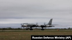 一架俄罗斯图-95战略轰炸机在中俄联合军演期间起飞，参加印太海域上空的战略巡航。（2022年5月24日）