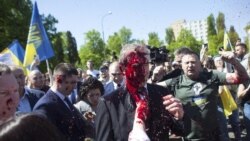俄國駐波蘭大使前往華沙蘇軍烈士墓掃墓時遭抗議者潑灑紅色染料