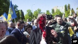 俄羅斯駐波蘭大使謝爾蓋∙安德烈耶夫在前往華沙二戰陣亡蘇軍烈士墓獻花時遭示威者潑了紅色染料。（2022年5月9日）