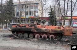 A destroyed armored personnel carrier stands in the central square of the town of Makariv, 60 kilometres west of Kyiv, Ukraine, after a heavy night battle Friday, March 4, 2022. (AP Photo/Efrem Lukatsky)