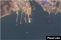 17일 북한 해상유류 하역시설에 70m 길이의 유조선(원 안)이 정박해 있다. 자료=Planet Labs