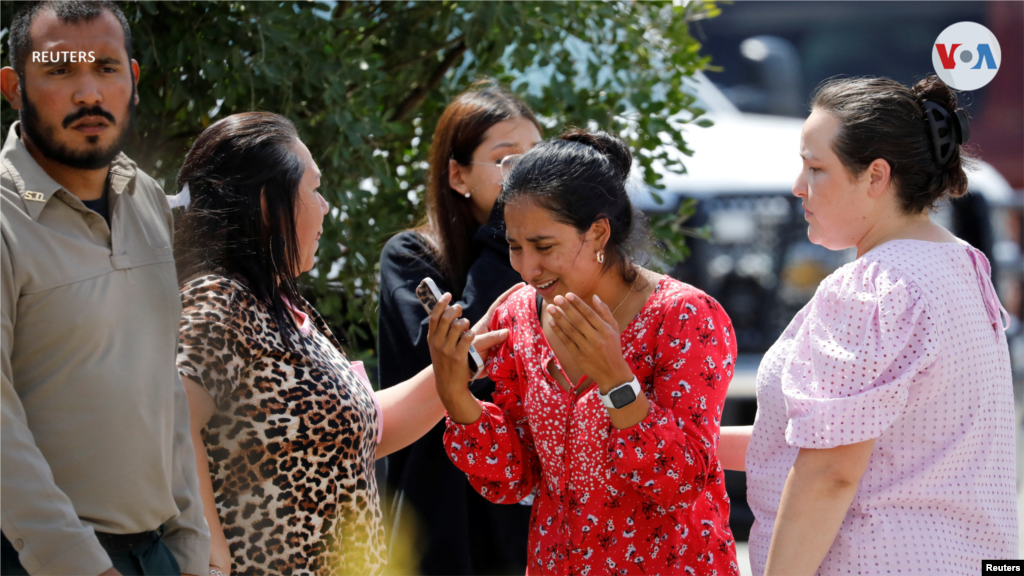 Una mujer llora a raíz de los hechos ocurridos en Uvalde, Texas, donde un hombre de 18 años atacó a estudiantes y maestros.