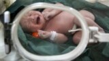 تہران کے ایک مشہور اسپتال میں پیدا ہونے والا ایک بچہ۔ فائل فوٹو