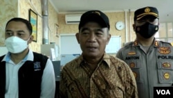 Menko PMK Muhadjir Effendi bersama Wali Kota Surabaya usai menjenguk korban kecelakaan wahana bermain air (foto: Petrus Riski/VOA).