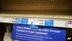 Znak u prodavnici u Solt Lejk Sitiju obaveštava potrošače da ne mogu da kupe više od 4 kutije formule istovremeno.