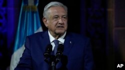 El presidente mexicano Andrés Manuel López Obrador participa en una conferencia de prensa conjunta con su homólogo guatemalteco Alejandro Giammattei, el 5 de mayo de 2022.