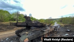 Фото: Зруйнований ЗСУ російський танк  Т-90M поблизу Харкова, 9 травня 2022 року REUTERS/Віталій Гнідий