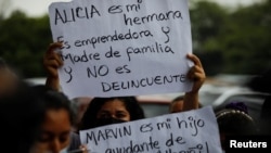 Familiares de personas detenidas bajo el Estado de Excepción en El Salvador protestan en San Salvador por el supuesto arresto injusto de sus seres queridos en el 5 de mayo de 2022. 