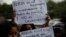 Familiares de personas detenidas bajo el Estado de Excepción en El Salvador protestan en San Salvador por el supuesto arresto injusto de sus seres queridos en el 5 de mayo de 2022.