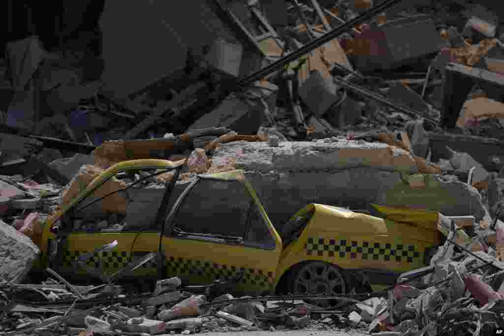 Un taxi queda enterrado entre los escombros en el sitio del Hotel Saratoga de cinco estrellas despu&#233;s de una explosi&#243;n mortal en La Habana Vieja, Cuba, el viernes 6 de mayo de 2022.