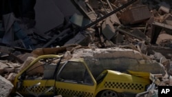 Un taxi queda enterrado entre los escombros en el sitio del Hotel Saratoga después de una explosión mortal en La Habana Vieja, Cuba, el viernes 6 de mayo de 2022.