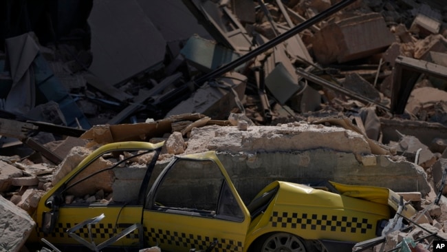 Un taxi queda enterrado entre los escombros en el sitio del Hotel Saratoga después de una explosión mortal en La Habana Vieja, Cuba, el viernes 6 de mayo de 2022.