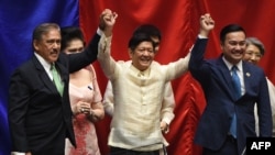 Philippine President-elect Ferdinand Marcos Jr.(C) is proclaimed by Senate President Vicente Sotto (L) and House Speaker Lord Allan Velasco as duly-elected president at the House of Representatives in Quezon City, suburban Manila on May 25, 2022. 