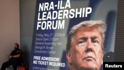 Plakat koji najavljuje godišnju konvenciju NRA u Hjustonu, na kojoj će govoriti i bivši predsednik Donald Tramp