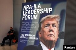 FILE - Spanduk bergambar mantan Presiden AS Donald Trump, yang akan berbicara di Forum Kepemimpinan NRA-ILA, dalam konvensi tahunan National Rifle Association (NRA) di George R. Brown Convention Center di Houston, Texas, AS, 26 Mei , 2022. (REUTERS/Shannon Stapleton)