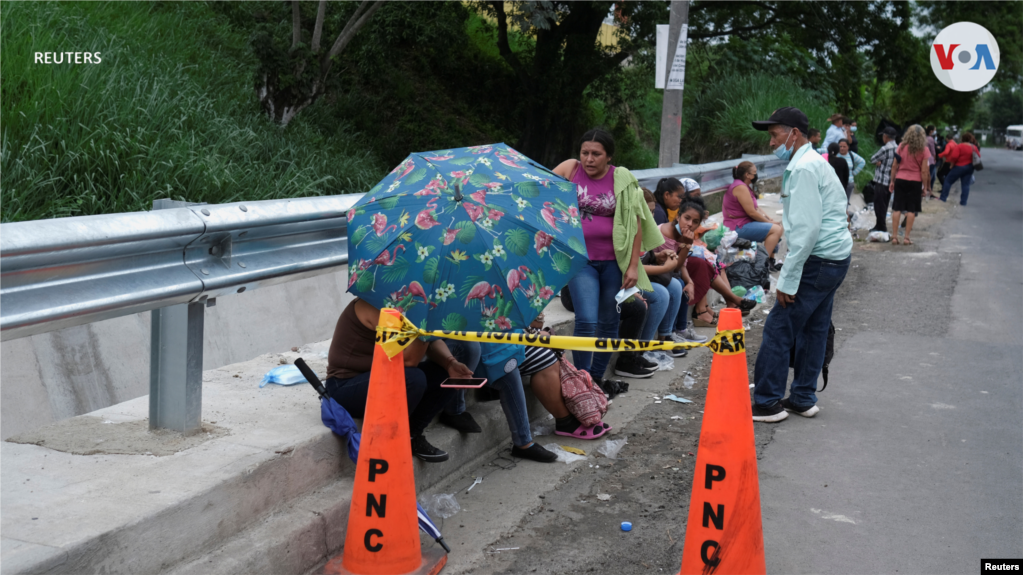 Familias esperan noticias de internos de la cárcel La Esperanza, detenidos durante el estado de emergencia.&nbsp;