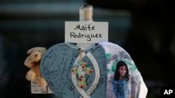 La cruz de Maite Rodríguez en un sitio conmemorativo de las víctimas que murieron en el tiroteo de esta semana en la Escuela Primaria Robb en Uvalde, Texas, el viernes 27 de mayo de 2022. (Foto AP/Dario Lopez-Mills)