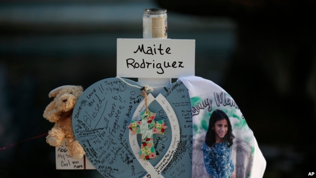 La cruz de Maite Rodríguez en un sitio conmemorativo de las víctimas que murieron en el tiroteo de esta semana en la Escuela Primaria Robb en Uvalde, Texas, el viernes 27 de mayo de 2022. (Foto AP/Dario Lopez-Mills)