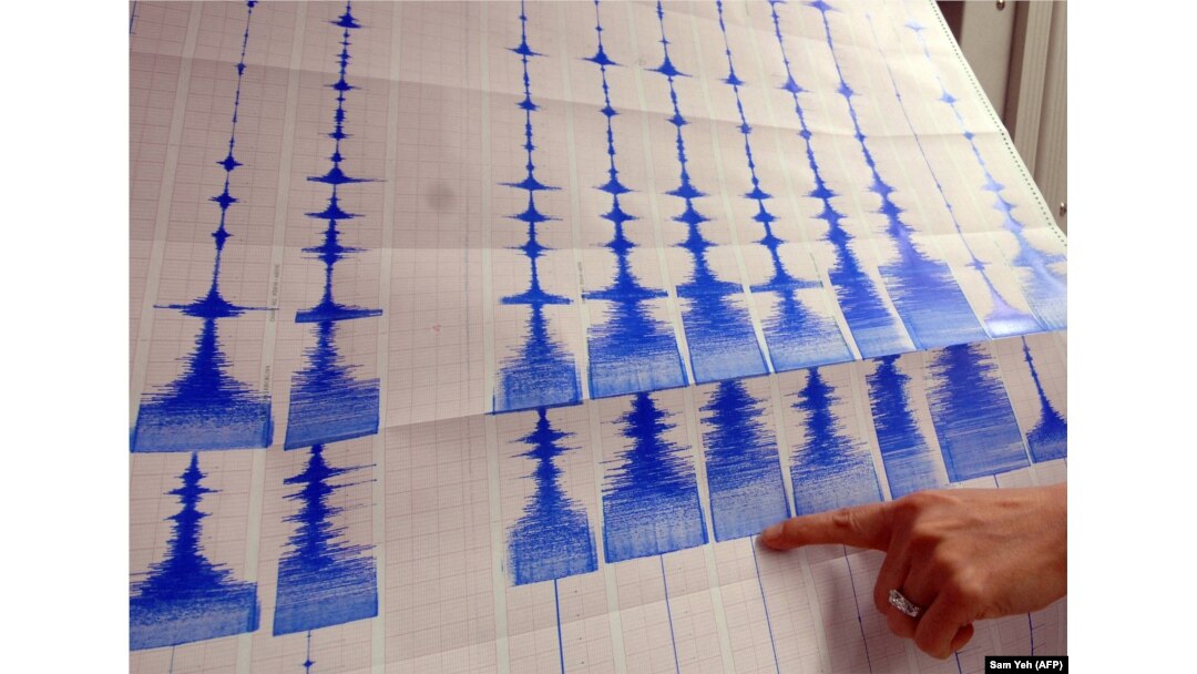 Seorang seismolog menunjuk ke grafik yang menunjukkan gempa bumi, di Biro Cuaca Pusat di Taipei. (Foto: AFP)