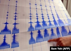 Seorang seismolog menunjuk ke grafik yang menunjukkan gempa bumi, di Biro Cuaca Pusat di Taipei. (Foto: AFP)