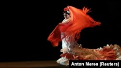 Penari Flamenco Eva Yerbabuena tampil selama pertunjukannya 'El Huso de la Memoria' di teater Villamarta selama Festival Jerez Flamenco. (Foto: Reuters)