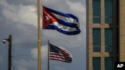 Las abnderas de Cuba y EEUU ondean frente a la embajada de Estados Unidos en La Habana, Cuba, el 17 de mayo de 2022.