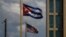 Las abnderas de Cuba y EEUU ondean frente a la embajada de Estados Unidos en La Habana, Cuba, el 17 de mayo de 2022.