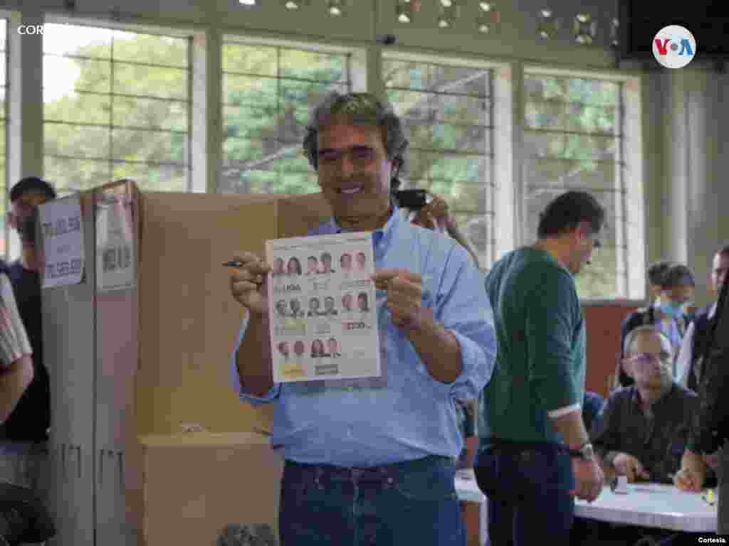 El candidato de centro Sergio Fajardo ejerce su voto de en la mañana del domingo 29 de mayo, en su ciudad natal, Medellín. Foto: cortesía.