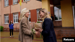 Prve dame Sjedinjenih Država i Ukrajine, Jill Biden i Olena Zelenski, tokom nenajavljenog susreta u Užgordu, na zapadu Ukrajine, 8. maja 2022.