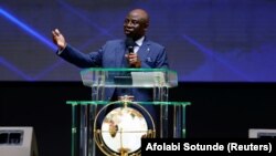 Le pasteur Tunde Bakare, ancien colistier du président nigérian Muhammadu Buhari, s'adresse aux fidèles lors d'un service dominical dans une église à Lagos, au Nigeria, le 25 octobre 2020. 