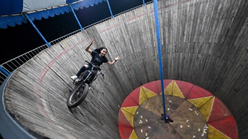 'Princess of the Wall of Death': Indonesian Daredevil Defies Gravity and Stereotypes