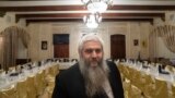 Рабин Моше Реувен Асман перед Пасхою в єврейській синагозі в Києві, Україна, у п’ятницю, 15 квітня 2022 року. Головний рабин України залишається в Україні протягом всього часу війни і допомагає євреям і неєвреям, ЗСУ, переселенцям (AP Photo/Євген Малолєтка)