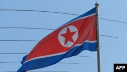 Bendera Korea Utara berkibar di kompleks kedutaan di Kuala Lumpur, 19 Maret 2021. (Foto: AFP)