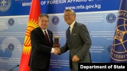 Qirg'iziston Tashqi ishlar vaziri Jeenbek Kulubayev va AQSh Davlat kotibining Janubiy va Markaziy Osiyo bo'yicha muovini Donald Lu, Bishkek, 23-may, 2022