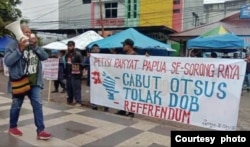 Protes penolakan pemekaran dan menuntut referendum juga digelar di Sorong, Papua, pada 10 Mei 2022. (Foto: PRP)