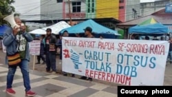 Protes penolakan pemekaran dan menuntut referendum juga digelar di Sorong, Papua, pada 10 Mei 2022. (Foto: PRP)