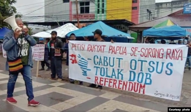 Protes penolakan pemekaran dan menuntut referendum juga digelar di Sorong, Papua, pada 10 Mei 2022. (Foto: PRP)
