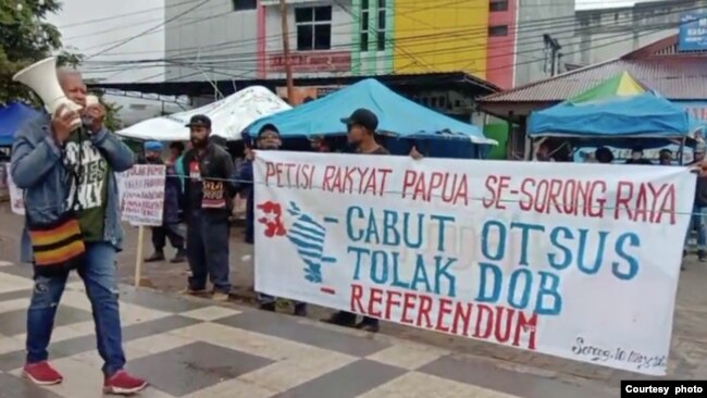 Protes penolakan pemekaran dan menuntut referendum juga digelar di Sorong, Papua, pada 10 Mei 2022. (Foto: PRP)