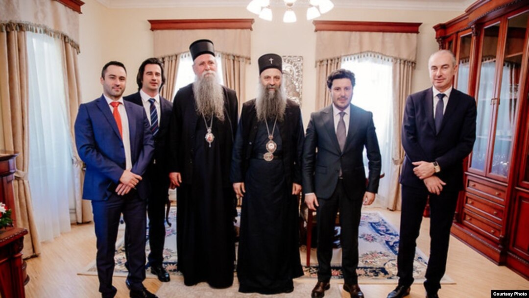 ARHIVA - Premijer Crne Gore Dritan Abazović (drugi s desna) i patrijarh SPC Porfirije (treći s desna) i njihovi saradnici pre sastanka u manastiru Ostrog (Foto: Vlada Crne Gore) 