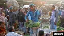বাংলাদেশের ঢাকার কারওয়ান বাজারের একটি পাইকারি সবজি দোকান। 