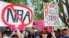 Biểu tình phản đối luật súng bên ngoài đại hội thường niên của hội súng NRA tại Houston, Texas, 27 tháng Năm.