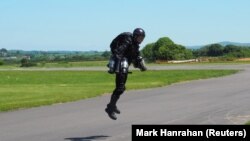 Penemu Richard Browning dari startup teknologi Gravity terbang dengan jet suit di Somerset, Inggris, sebagai ilustrasi. (Foto: REUTERS/Mark Hanrahan)
