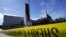 La cinta de la escena del crimen se extiende en un área de la Iglesia Presbiteriana de Ginebra en Laguna Woods, California, el domingo 15 de mayo de 2022, después de un tiroteo fatal. (Foto AP/Damián Dovarganes)