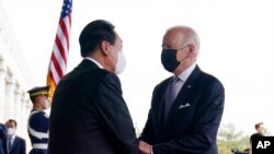 US President Joe Biden, right, meets with South Korean President Yoon Suk Yeol at the People's House, May 21, 2022, in Seoul.