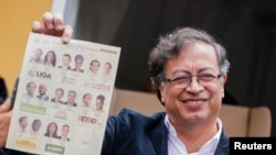 El candidato Gustavo Petro tras depositar su voto, en Bogotá, el 29 de mayo de 2022.