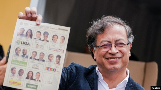 El candidato presidencial de izquierda colombiano Gustavo Petro, de la coalición Pacto Histórico, muestra su papeleta mientras emite su voto durante la primera vuelta de las elecciones presidenciales en Bogotá, Colombia, el 29 de mayo de 2022.