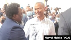 Mokonzi ya kala ya Ekolo Congo démocratique (RDC), Joseph Kabila, na mokambi ya kala ya etuka ya Katanga (ya kala), Moïse Katumbi, bapesani mbote na Forum ya boyokani ya Katanga, Lubumbashi, 22 mai 2022. (VOA/Narval Mabila)